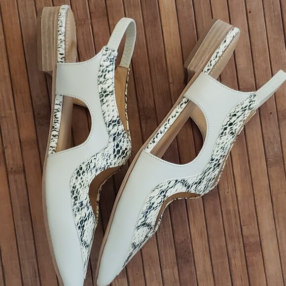 Sandals by Bill Blass. US 7. Flats - Picture 3 of 5